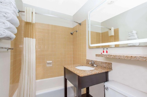 Howard Johnson by Wyndham Colorado Springs image 12